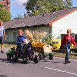 Bunt geschmückte Wagen beim Erntefest in Grüntal / Sydower Fließ 8 Bernau LIVE
