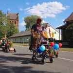 Bunt geschmückte Wagen beim Erntefest in Grüntal / Sydower Fließ 11 Bernau LIVE