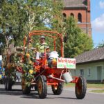 Bunt geschmückte Wagen beim Erntefest in Grüntal / Sydower Fließ 16 Bernau LIVE