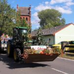 Bunt geschmückte Wagen beim Erntefest in Grüntal / Sydower Fließ 24 Bernau LIVE