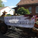 Bunt geschmückte Wagen beim Erntefest in Grüntal / Sydower Fließ 27 Bernau LIVE