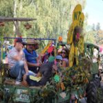Bunt geschmückte Wagen beim Erntefest in Grüntal / Sydower Fließ 46 Bernau LIVE