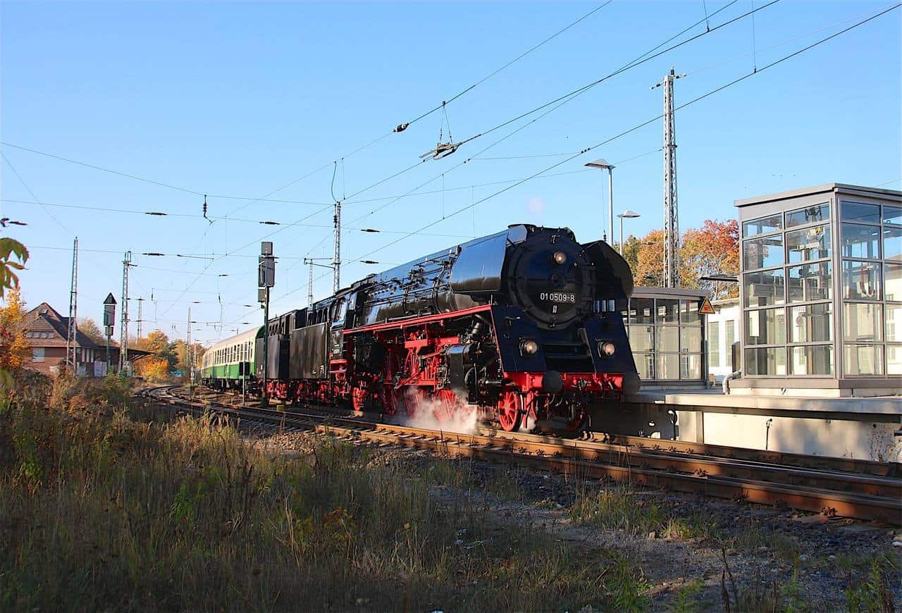 Schnellzug-Dampflokomotive - Kurzbesuch am Bahnhof Bernau