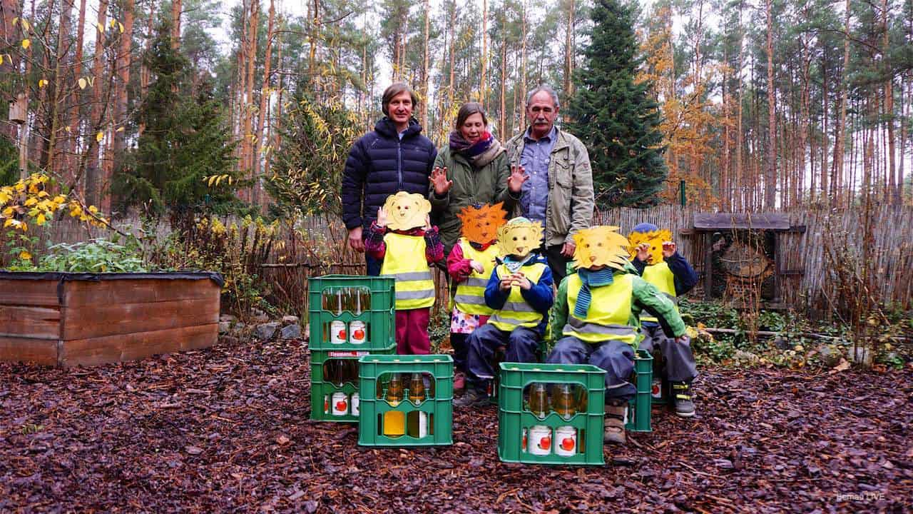 Frischer Apfelsaft für die Kinder der Bernauer Wald-Kita "Schneckenkönig"