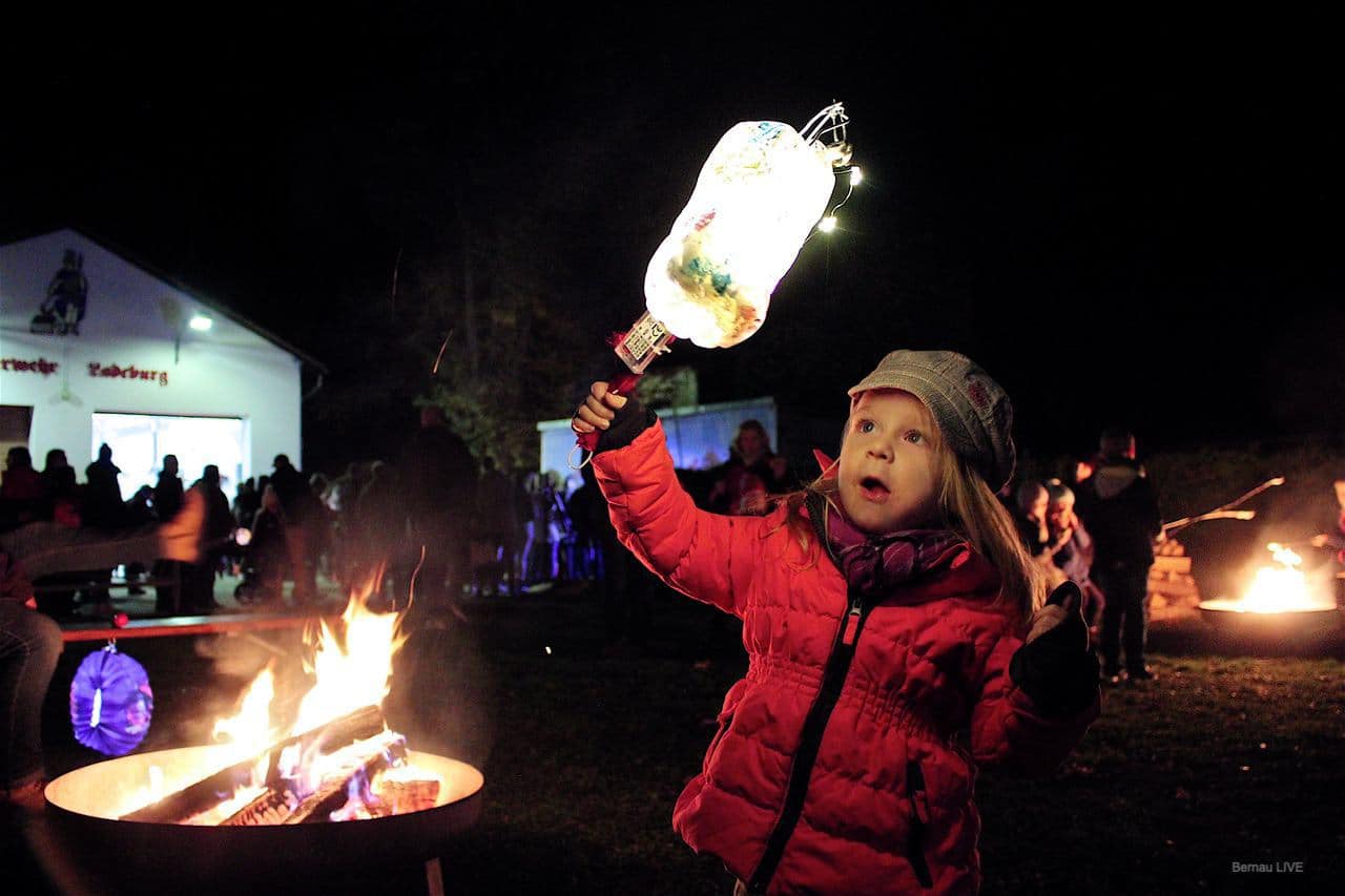 Bernau: Leuchtende Kinderaugen beim Laternenumzug in Ladeburg