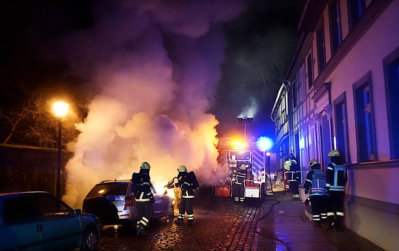 Feuerwehr Bernau: Fahrzeugbrand in der Hohe Steinstraße