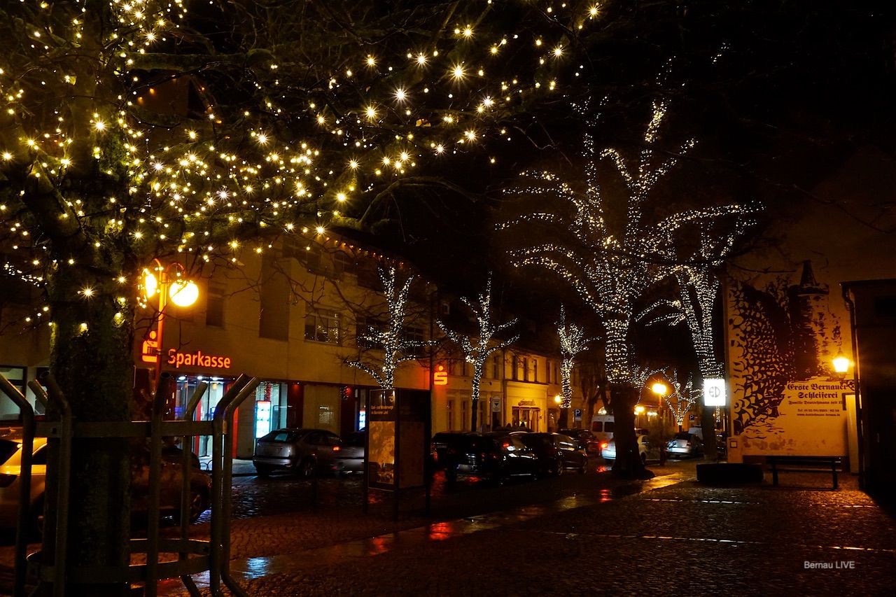 Die Innenstadt von Bernau leuchtet pünktlich zum ersten Advent