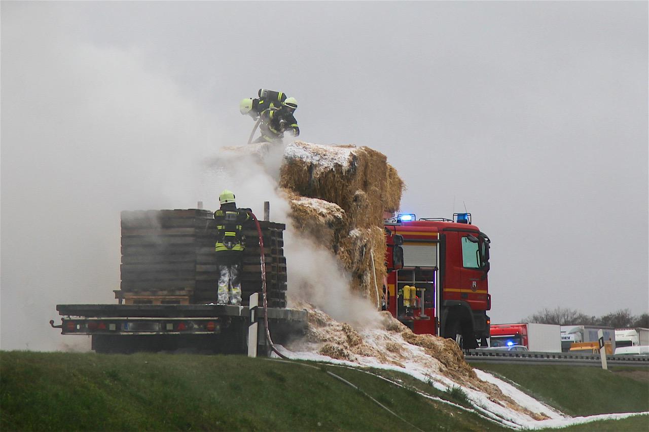 LKW Brand auf der A10 sorgte für Großeinsatz der Feuerwehren
