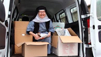 Schwester Dorothea und eine Ladung voller Briefmarken für Lobetal