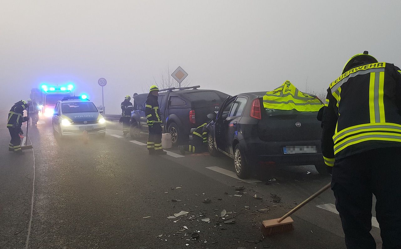 Verkehrsunfall bei dichtem Nebel am Morgen in Bernau