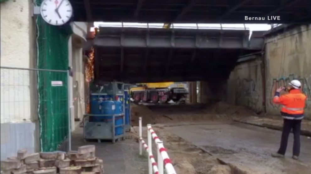 Zepernick (Panketal): Um kurz nach 17 Uhr fiel am heutigen Donnerstag das erste alte Brückenelement zu Boden.Noch bis etwa Anfang 2020 wird hier die alte Überführung am Bahnhof Zepernick gegen eine komplett neue Brücke ersetzt. 