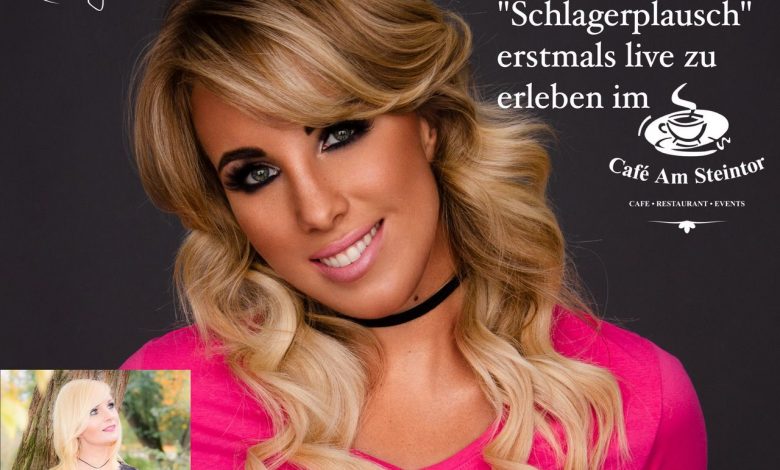 Antje Klann begrüßt Sängerin Annemarie Eilfeld im Café am Steintor