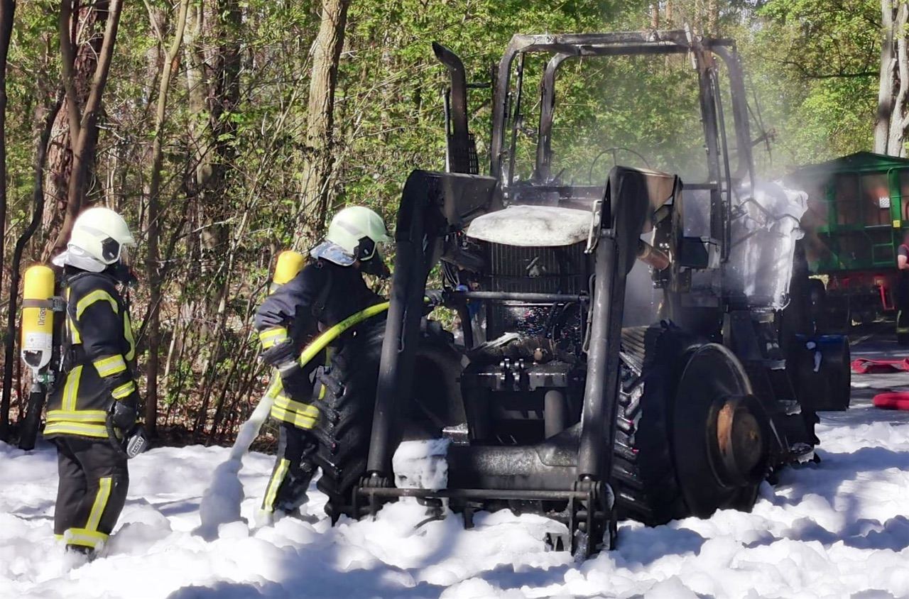 B167: Traktor fing Feuer - Ahrensfelde: Schwangere Frau angefahren