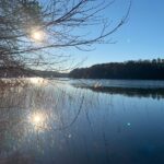 Bernau: Parkgebühren, Mülleimer und Toiletten am Liepnitzsee? 7 Vom Wukensee führt ein etwa 4 km langer Weg in Richtung Hellmühle und den Hellsee. (Route) An der Ostseite des Sees liegt die ehemalige Hellmühle. Sie wurde bereits 1347 urkundlich erwähnt, als Markgraf Ludwig die damals im Besitz des Arnold von Bredow befindliche Mühle nebst Mühlengraben der Propstei Bernau übereignete. Vom Hellsee benötigt Ihr etwa 20 Minuten zurück nach Lobetal um von dort wieder in Bernau anzukommen. (Route) Kurze Strecke – Lobetal – Marktplatz Biesenthal Wer nicht ganz soviel fahren möchte, dem empfehlen wir die Route von Lobetal bis zum Marktplatz Biesenthal (Eiscafé gleich um die Ecke) und wieder zurück. Das sind etwa 7 Kilometer pro Strecke und lässt sich auch mit Kindern ganz gut bewältigen. Die Steigungen liegen hier bis etwa 90 Meter – Bergab geht es etwa 70 Meter. Fahrzeit, gemütlich mit Kindern und kurzen Pausen zur Erkundung der Gegend, etwa 1,5 – 2 Stunden. Wir wünschen Euch viel Spaß und einen schönen Sonntag.