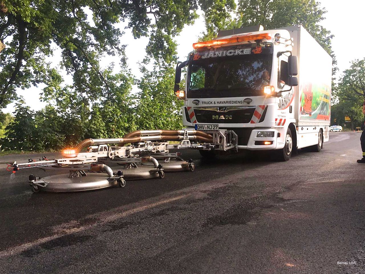 Bernau: Albertshofer Chaussee wieder frei - 6 Stunden Ölbeseitigung 8 Bernau LIVE