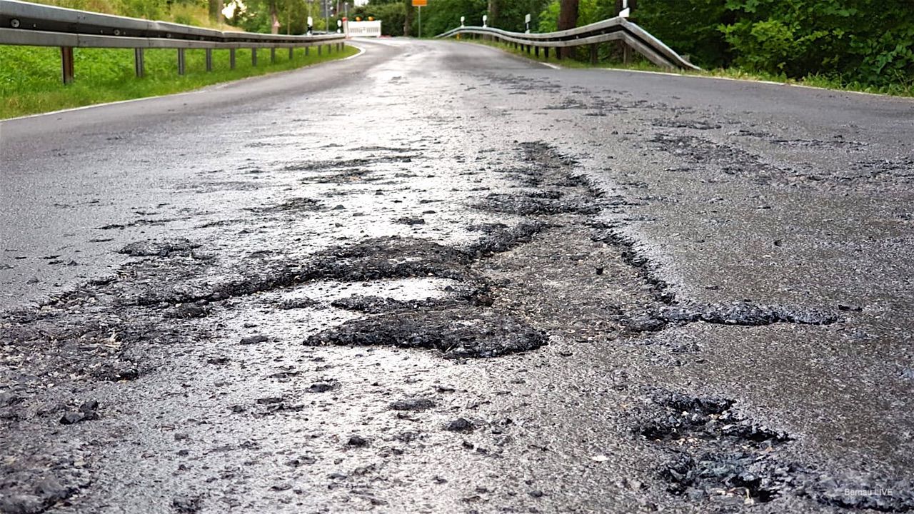 Hitze ließ Asphaltdecke schmelzen - Sperrung Lanke-Ützdorf 10 Bernau LIVE