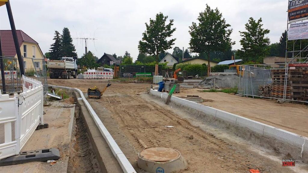 Rege Betriebsamkeit auf der Bernauer Allee in Schönow (L30) 2 Bernau LIVE