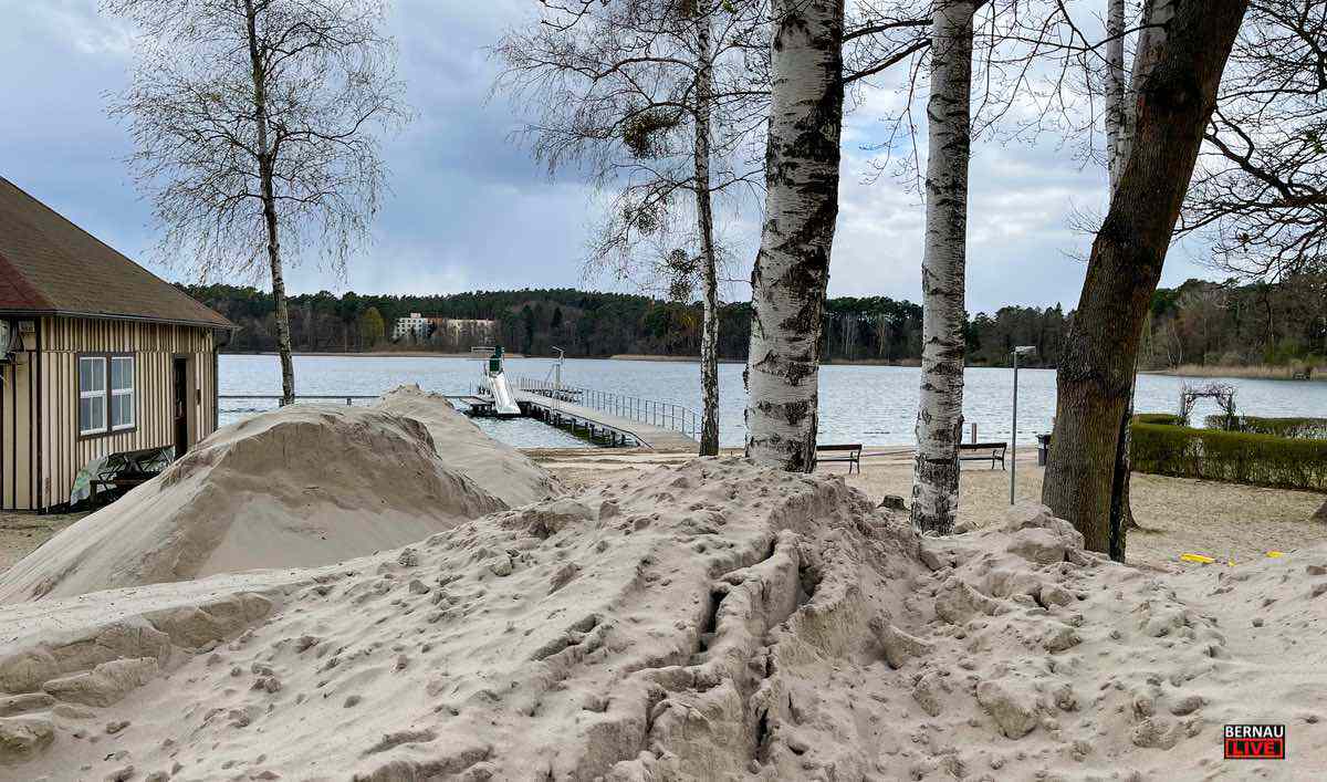 Den Sommer im Blick: 300 Tonnen Sand für das Strandbad Wukensee