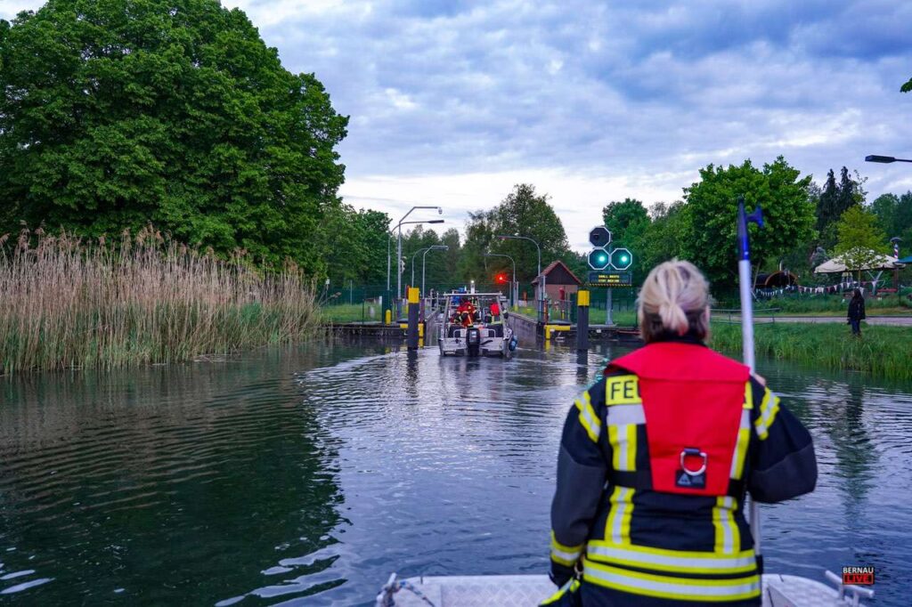 Barnim - Bernau: Wenn die Feuerwehr ihren "Bootsführerschein" macht 9 Bernau LIVE