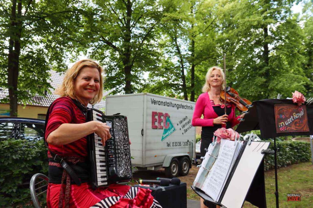 Sommerkonzert mit Muzet Royal am Dorfanger in Ladeburg 7 Bernau LIVE