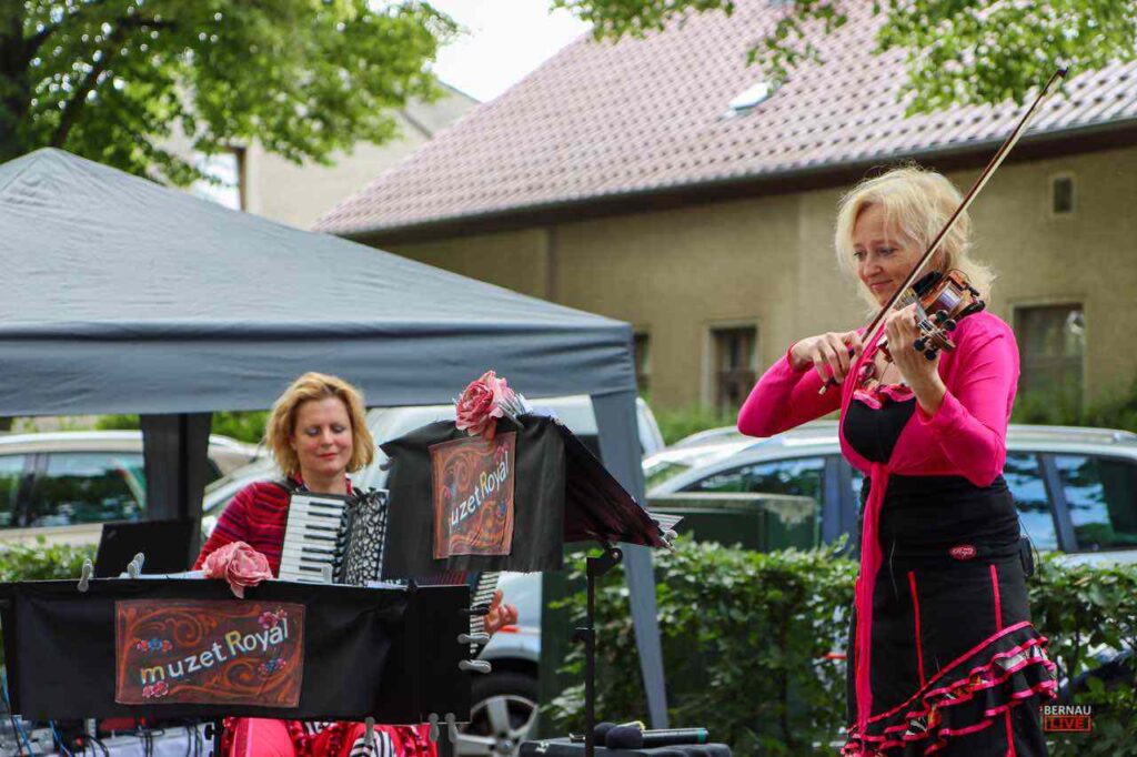 Sommerkonzert mit Muzet Royal am Dorfanger in Ladeburg 8 Muzet Royal Ladeburg
