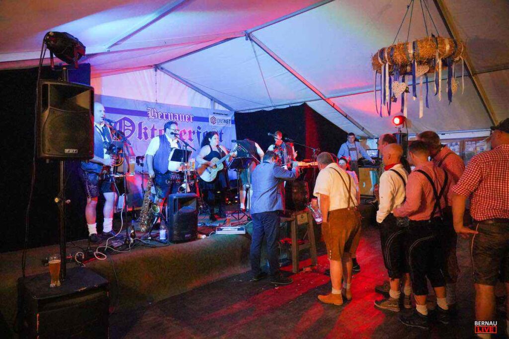 Bernau feierte zwei Tage Oktoberfest auf dem Marktplatz 3 Bernau LIVE