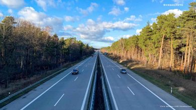 Schilder an der Autobahn abmontiert / ausgeartete Geburtstagsparty