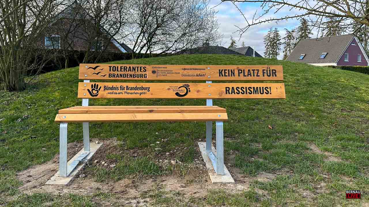 "Bank gegen Rassismus" im Bernauer Ortsteil Ladeburg aufgestellt