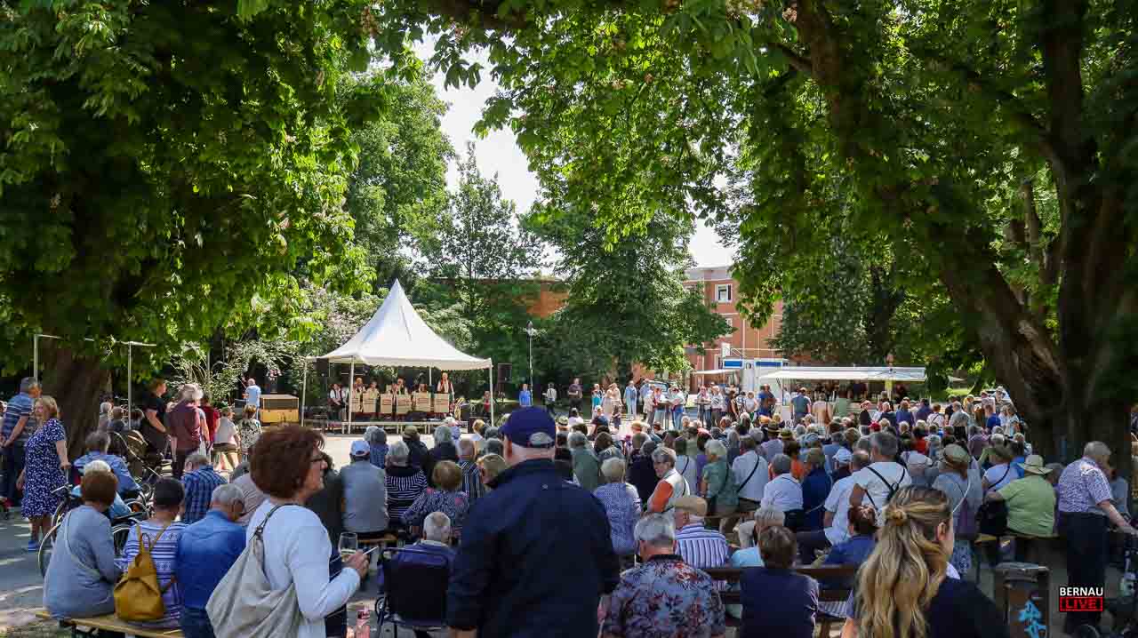 Pfingstkonzert lockte viele Besucher in den Bernauer Stadtpark