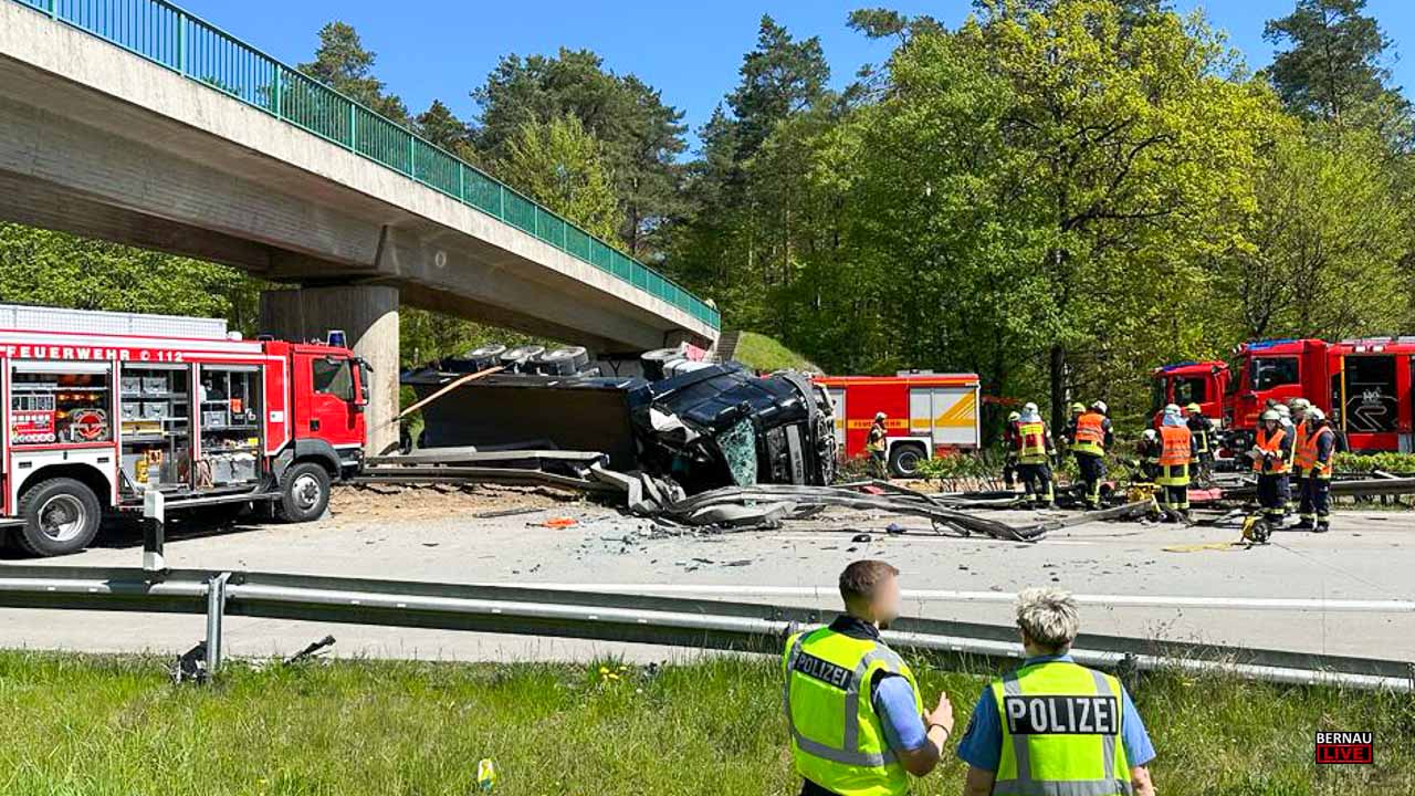 Bernau - Wandlitz - Schwerer Unfall auf der A11 - Vollsperrung