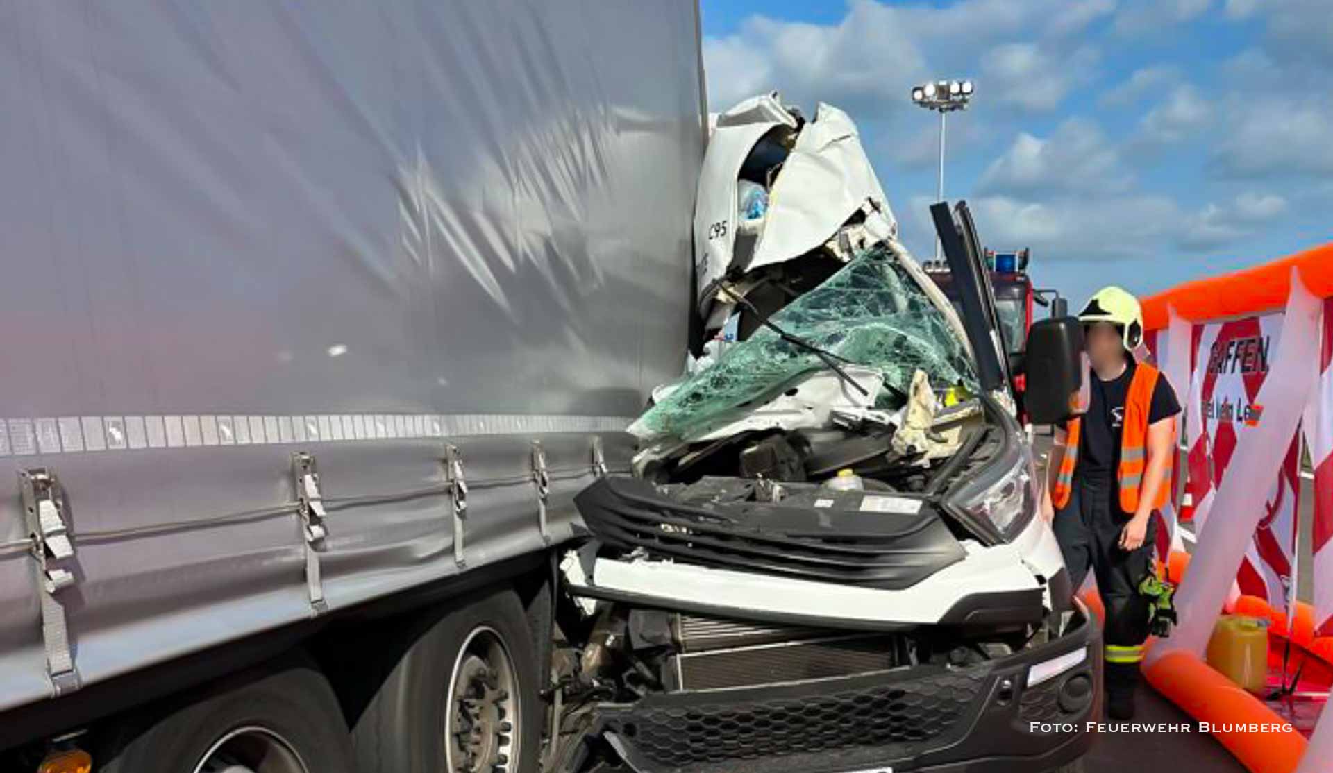 Schwerer Unfall auf der A10 - Fahrer zum Glück nur leicht verletzt