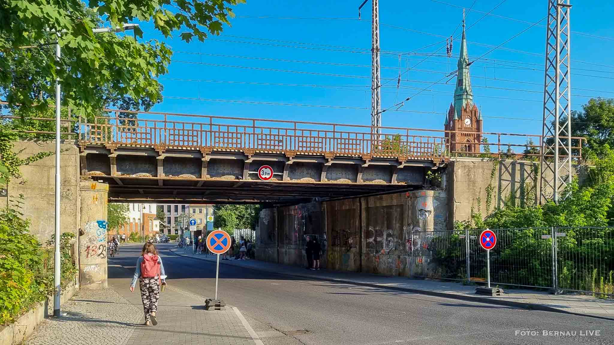 Neue Bahnbrücke an der Bahnhofstraße in Bernau eingehoben