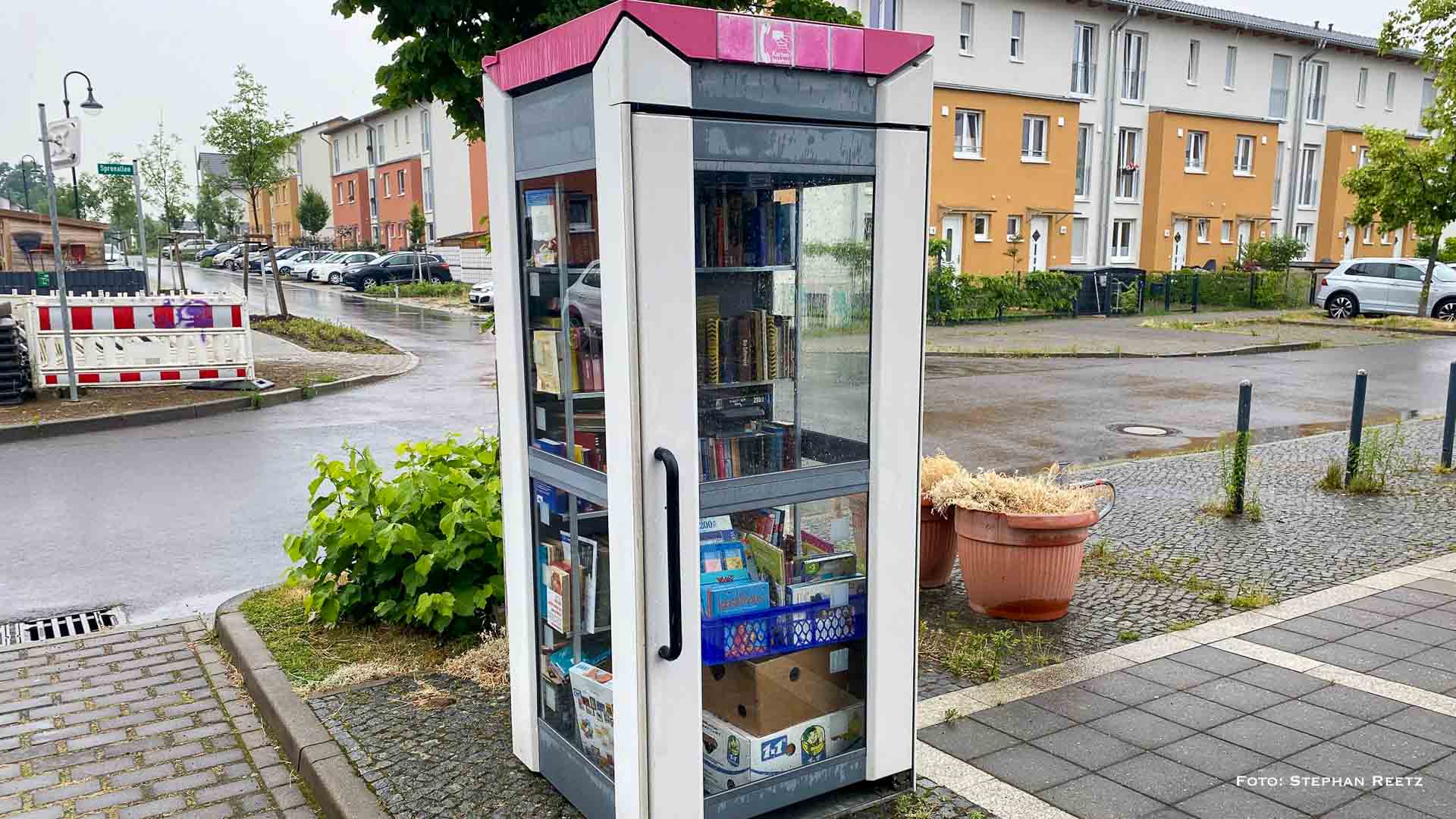 Bücherzelle in Bernau-Friedenstal entwickelt sich zum Bücherlager