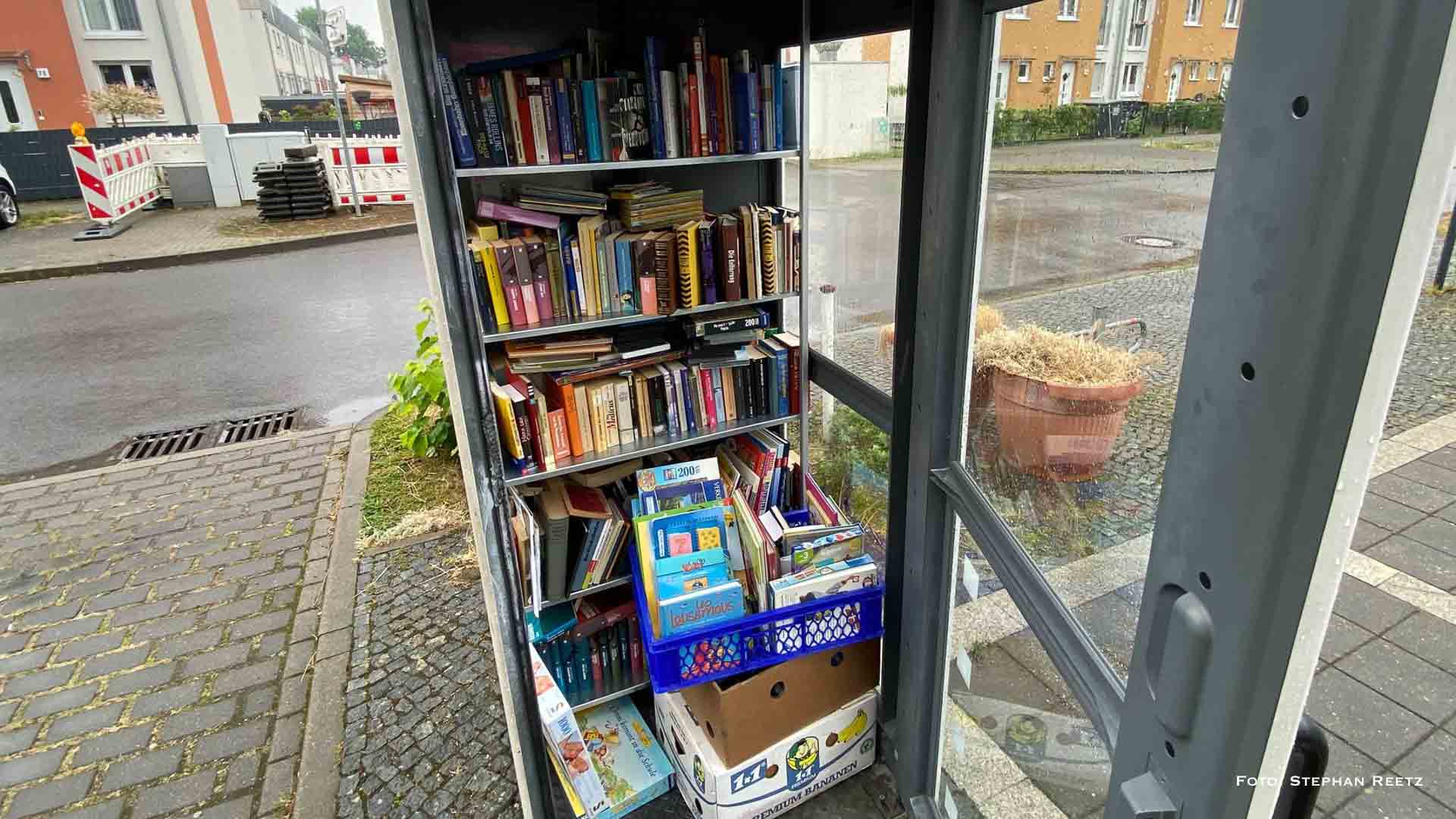 Bücherzelle in Bernau-Friedenstal entwickelt sich zum Bücherlager