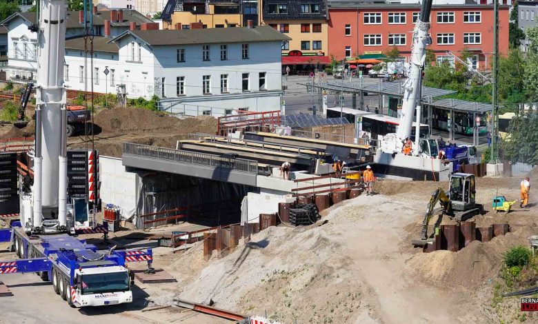 Neue Bahnbrücke an der Bahnhofstraße in Bernau eingehoben