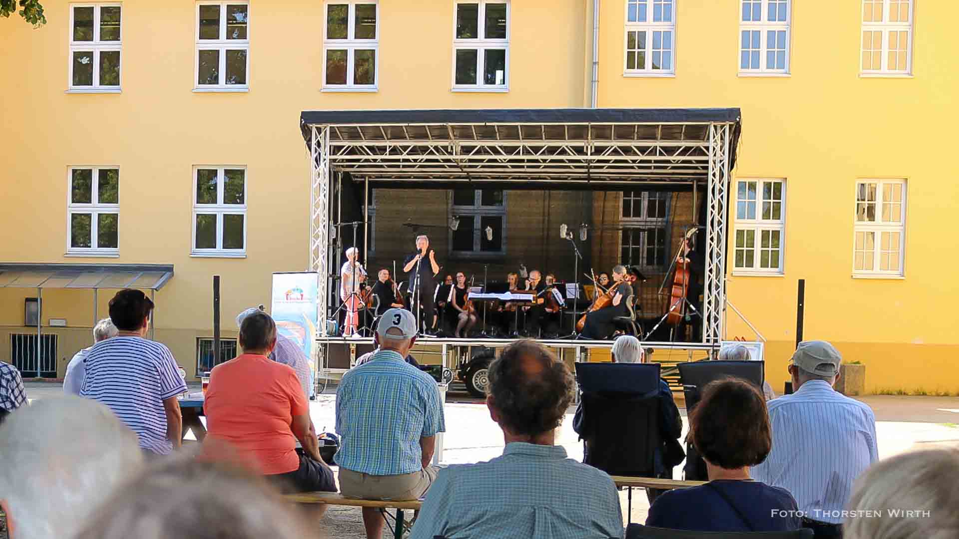 Mit Mandoline und Erdbeerbowle - Klassik Open Air in Panketal