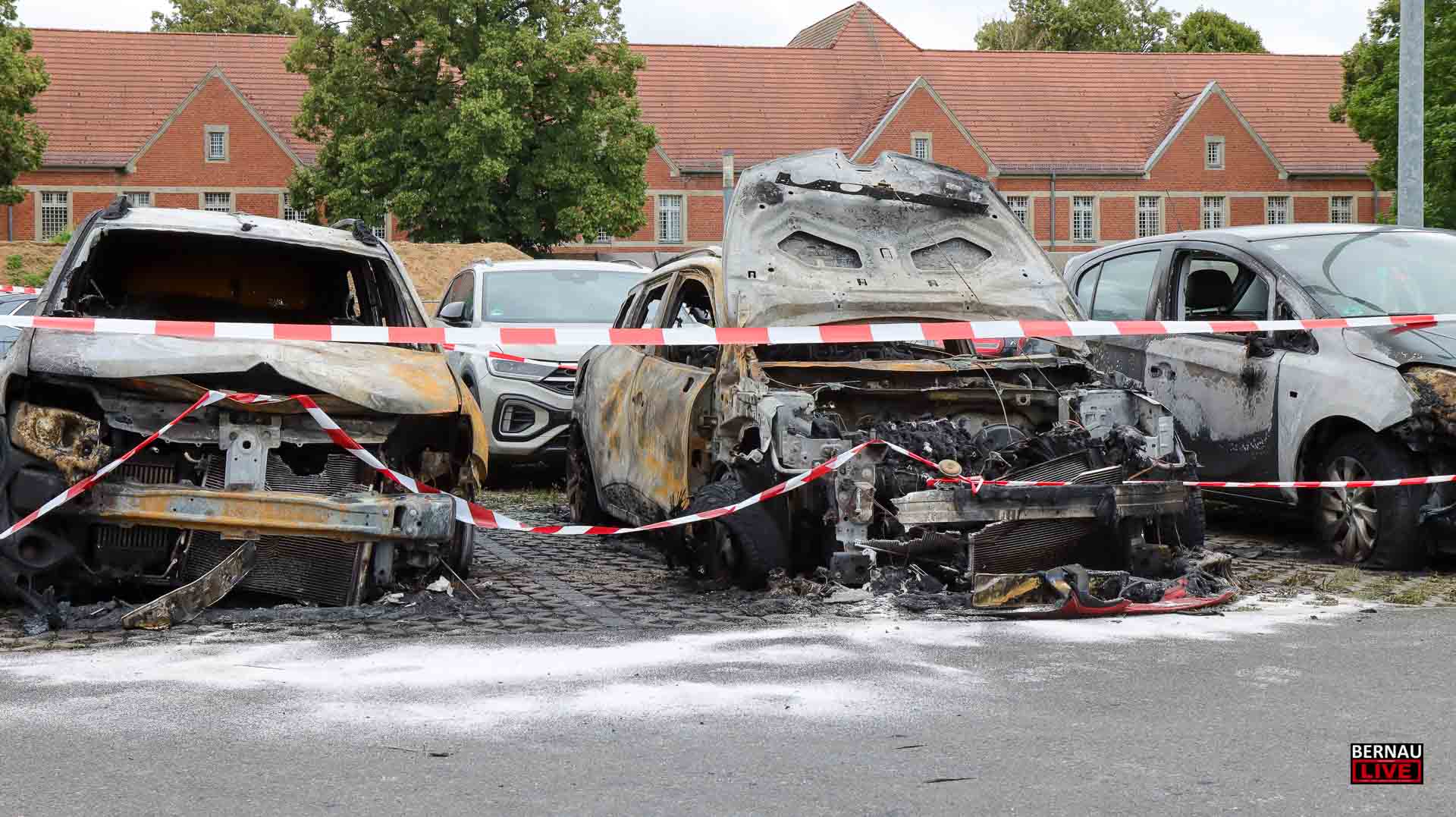 In Bernau brannten Mülltonnen - am Helios Klinikum mehrere Fahrzeuge