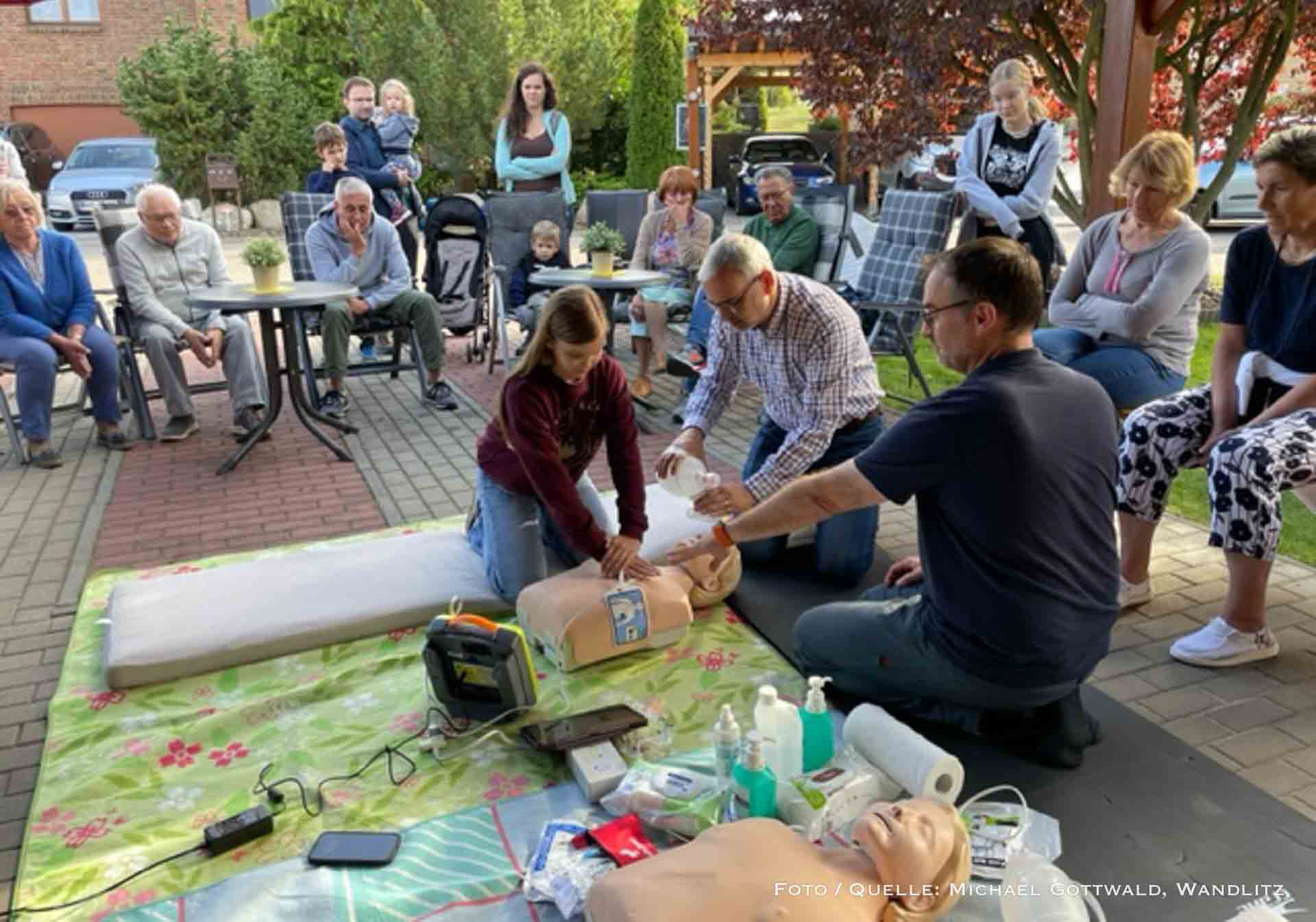 Wandlitz: Nachbarn finanzieren in Eigeninitiative einen Defibrillator