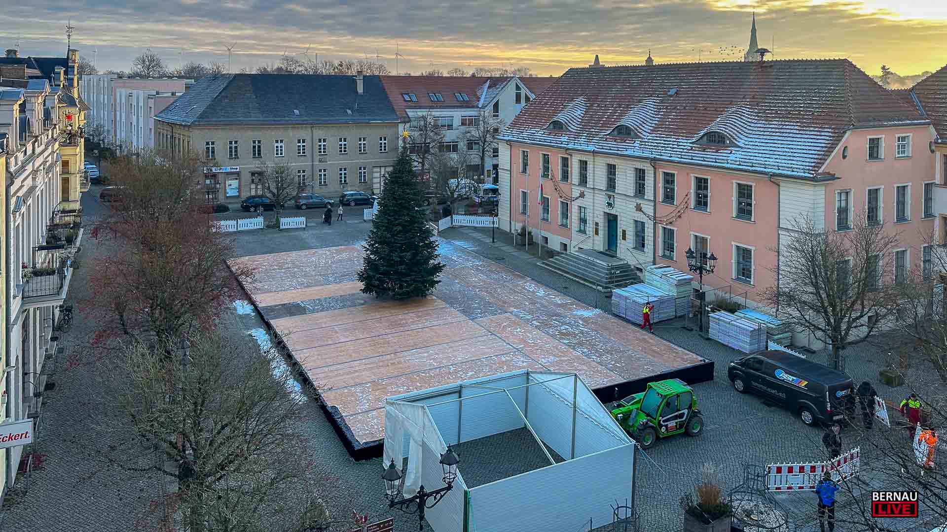 Aufbauarbeiten für die Eisbahn in Bernau haben begonnen