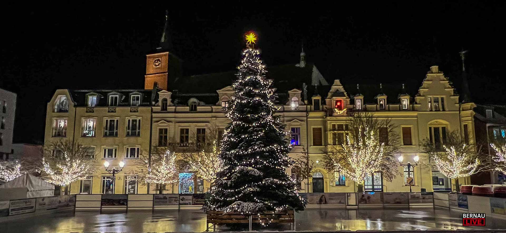 Bernau: Weihnachtsbaum und Weihnachtsbeleuchtung eingeschalten