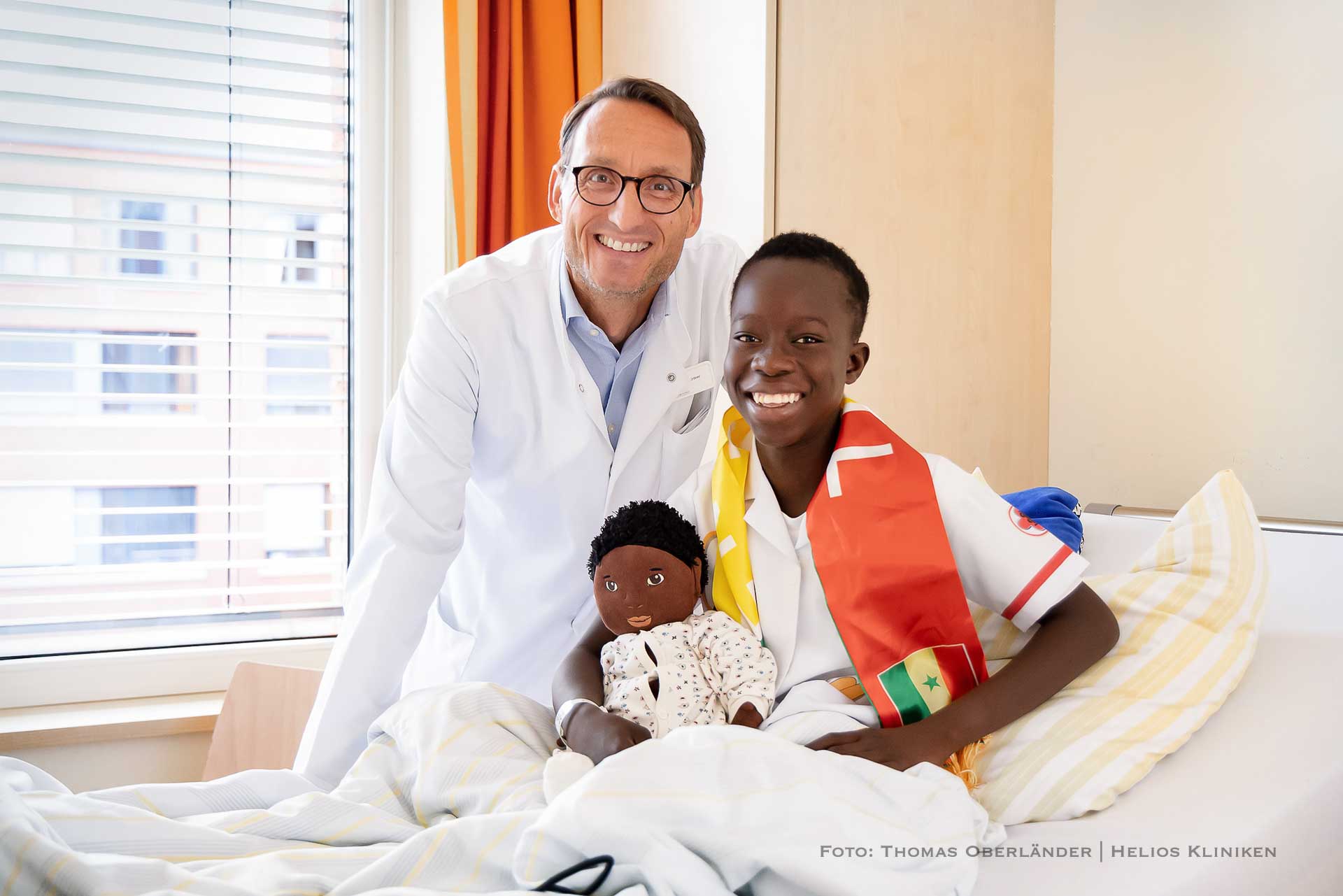 Aus dem Helios: Nach 77 Operationen kann Samba aus dem Senegal wieder lachen