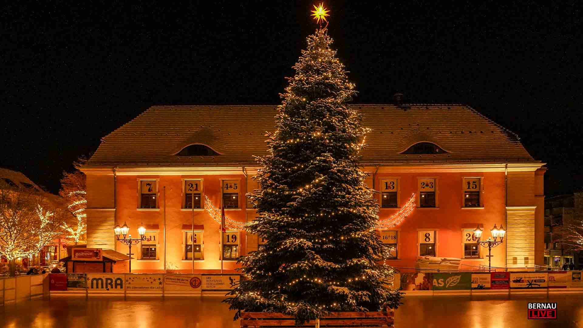 Bernau: Weihnachtsbaum und Weihnachtsbeleuchtung eingeschalten