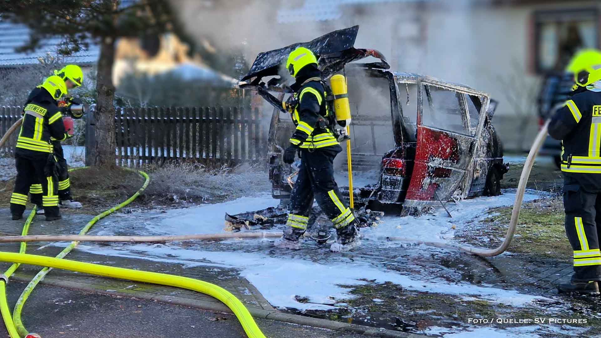 Feuerwehr: In Basdorf brannte am Vormittag ein Transporter