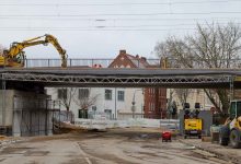 Neue Bahnbrücke an der Börnicker Chaussee eingesetzt - Zugverkehr ab Montag