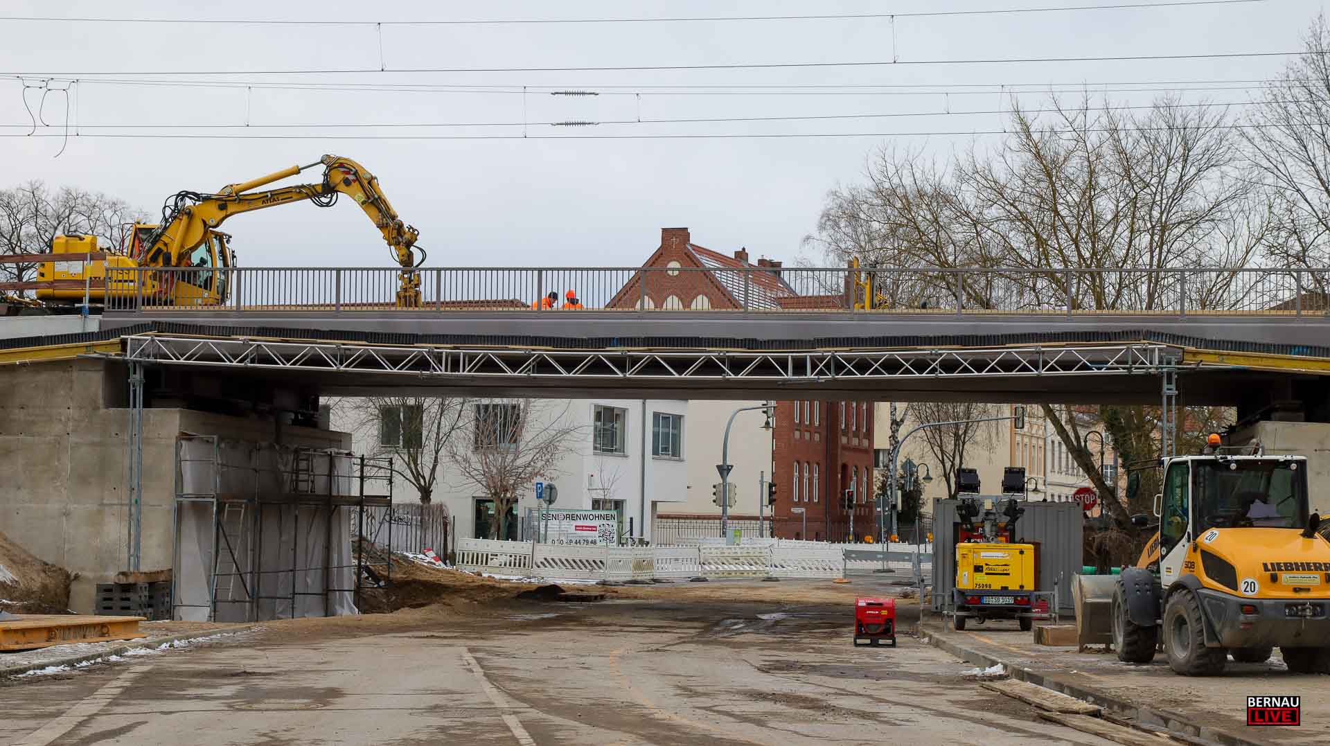 Neue Bahnbrücke an der Börnicker Chaussee eingesetzt - Zugverkehr ab Montag