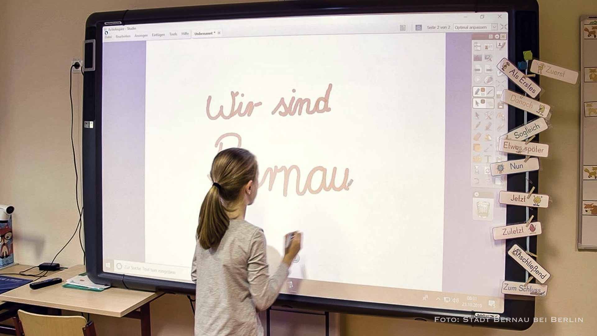Schulen in Bernau erhalten für über 2 Mio. Euro neue digitale Tafeln