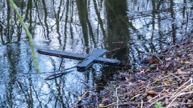 Vandalismus in Bernau - Gedenkkreuz wieder einmal in die Panke geworfen