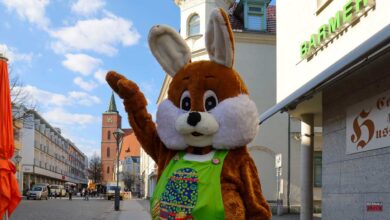 Innenstadt Bernau: Abgabe der Osternester zum diesjährigen OsterEIerlei