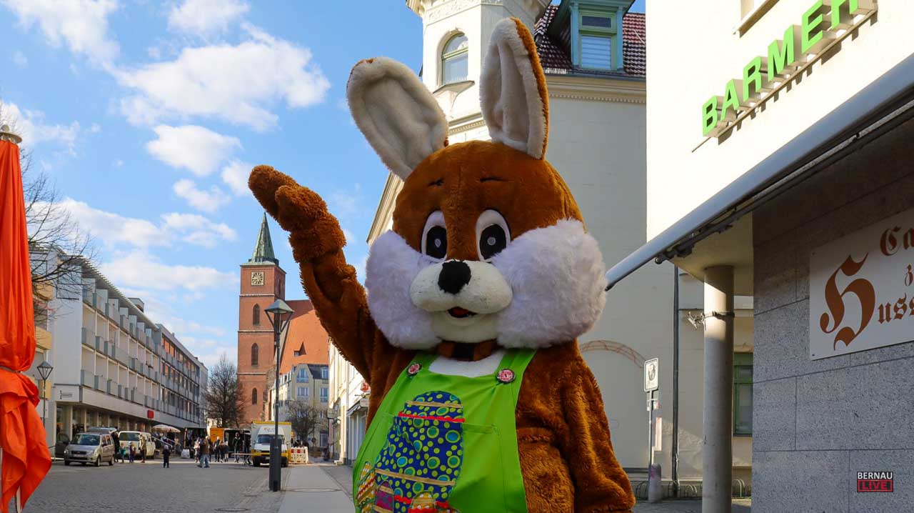 Innenstadt Bernau: Abgabe der Osternester zum diesjährigen OsterEIerlei