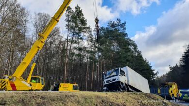 Bernau: Nach Unfall - LKW steckte auf der Mittelinsel fest